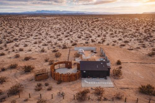 Joshua Tree House | Romantic Desert Retreat - Stargazing Dome, Hot Tub, Fire Pit, Hammocks, Cowboy Pool