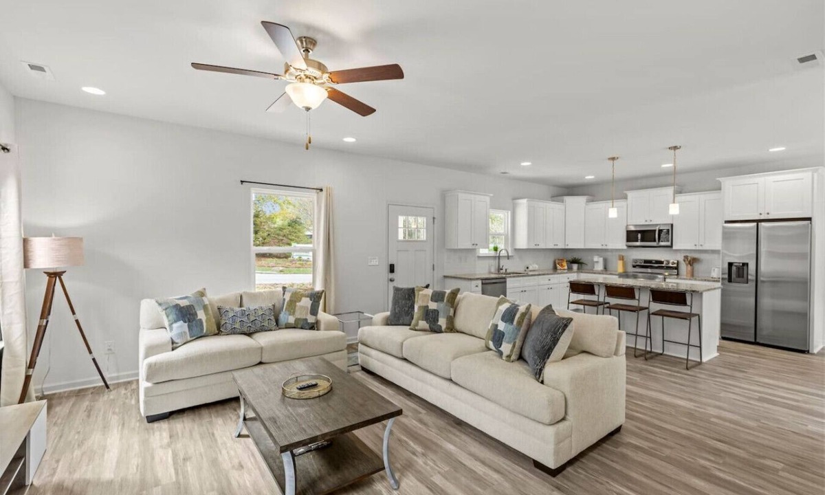 Paw Creek House | Roomy 3BR Sleeps 10+ <15m anywhere Free Parking
