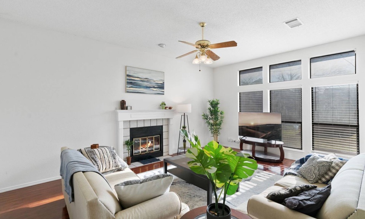South Creek House | Round Rock - Cozy King Bed - Backyard - Parking