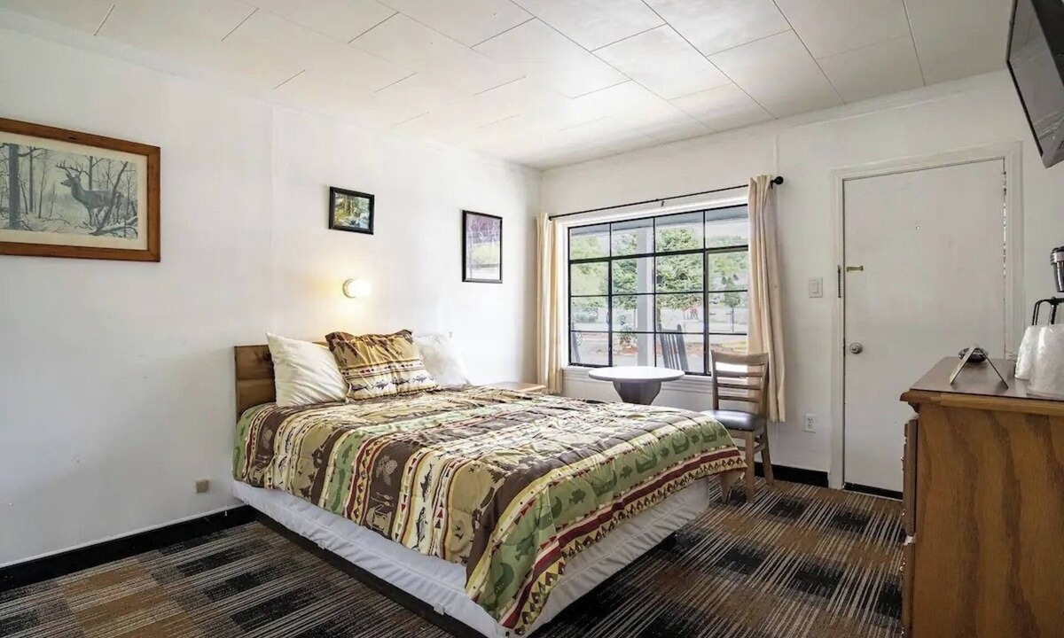 Cherokee Hotel | Rustic Room Ideal for Nature Retreats, Mountain Trails & Scenic Riverside Stays