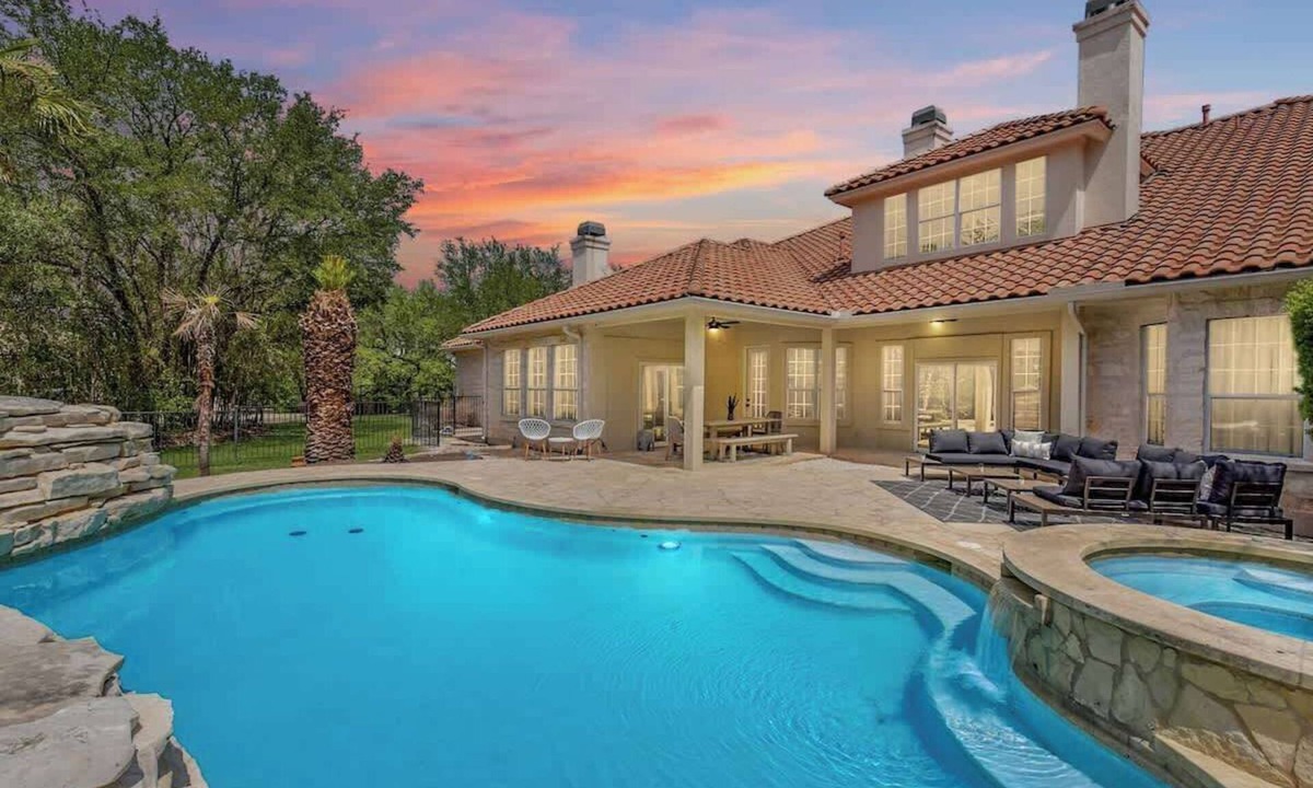 Hudson Bend House | Sleeps 19 | Pool, Game Room | Luxe Fall Retreat