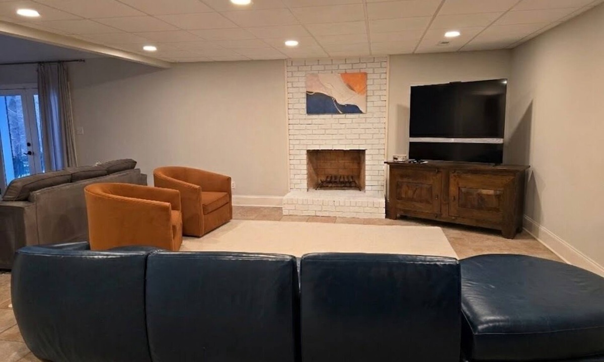 Raintree Apartment | South Charlotte suite, workspace, parking, kitchen