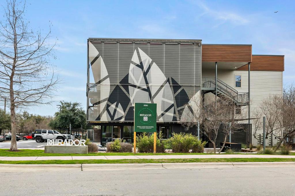 South Lamar Apartment | South Lamar Condo - Sauna - Cold Plunge - Pickleball