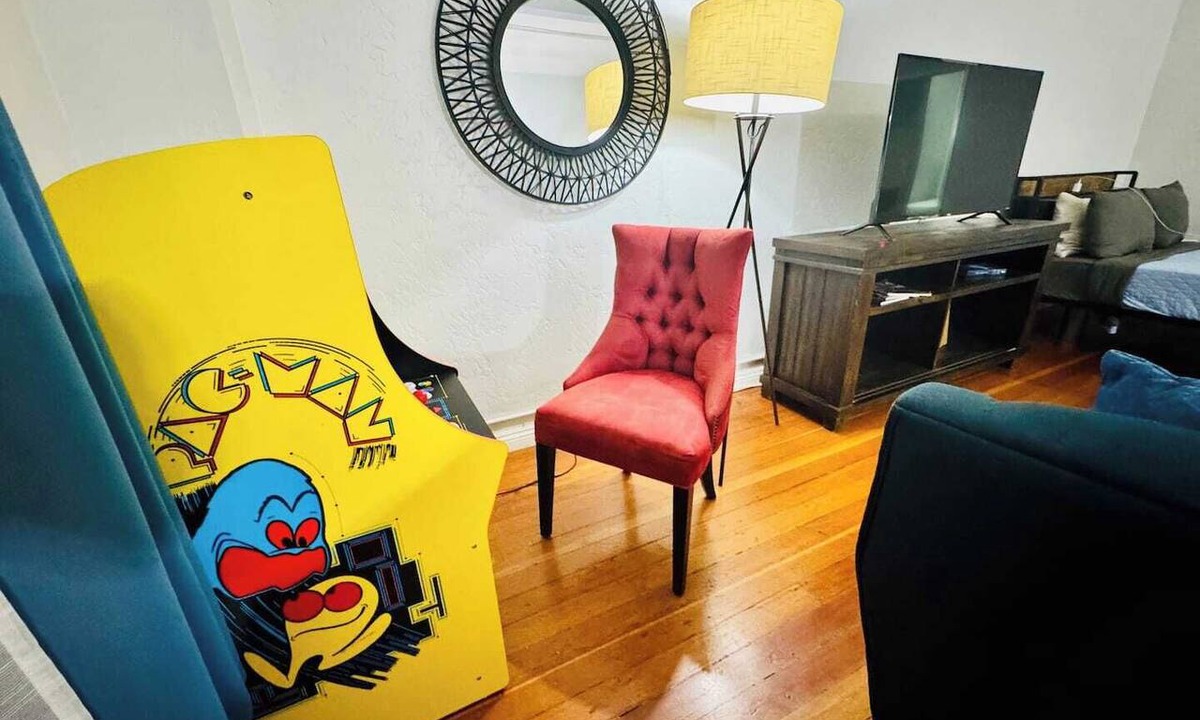 Gaslamp Quarter Hotel | Spacious 1 BR 700 sq ft loft suite with free parking, 4 Beds, steps to the Convention Center and Gaslamp dining. Ideal for business or group travel.