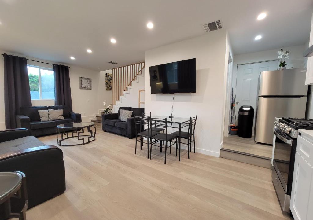Pico - Robertson Apartment | Spacious 2-Bedroom, One and a Half Bath Home in Pico-Robertson Near Beverly Hills and Cedars-Sinai