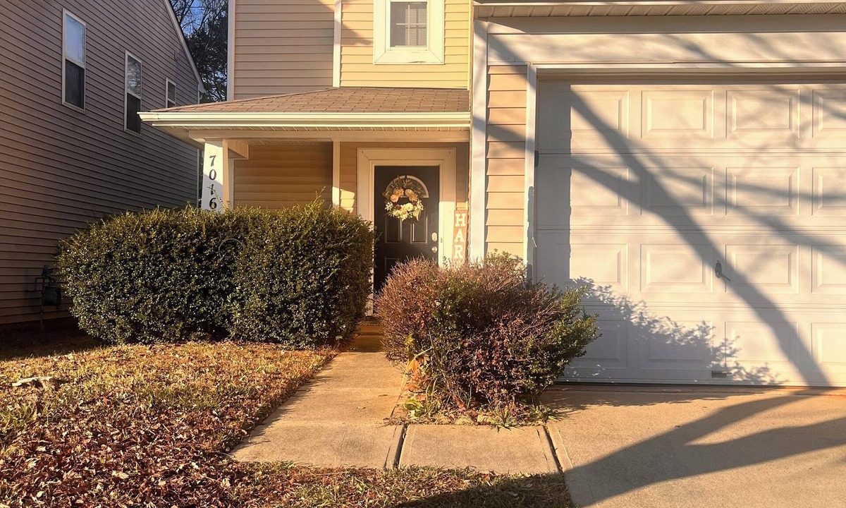 Charlotte House | Spacious 4-bedroom house in Charlotte close to all city attractions.