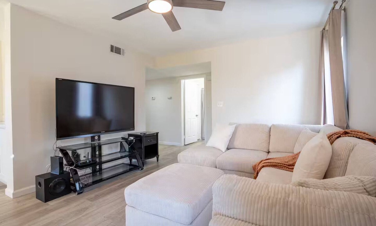 Palmdale House | Spacious 4-bedroom house in superb West Palmdale. Close to the mall.