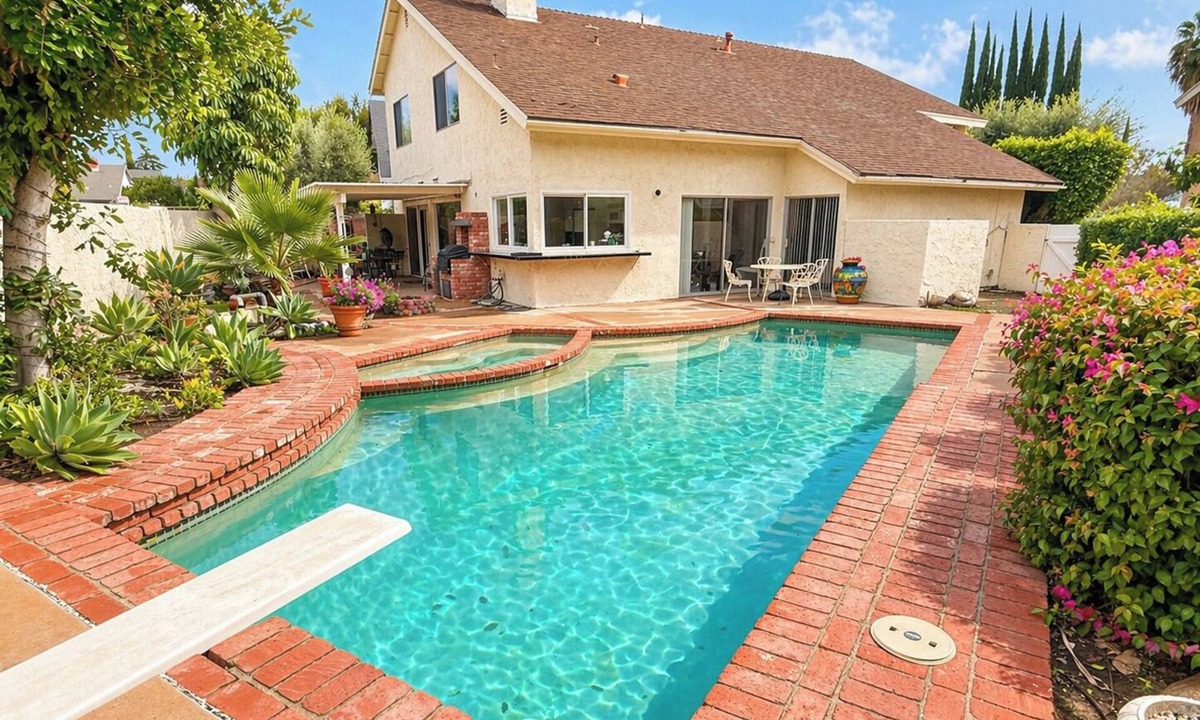 Reseda House | Spacious 4-bedroom house with Pool and spa