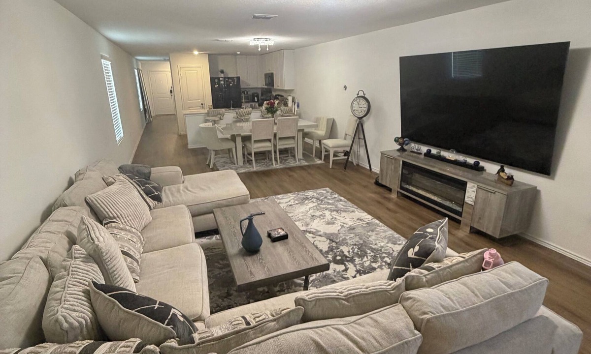 Pflugerville House | Spacious Modern Home w/98” TV + Fast WiFi