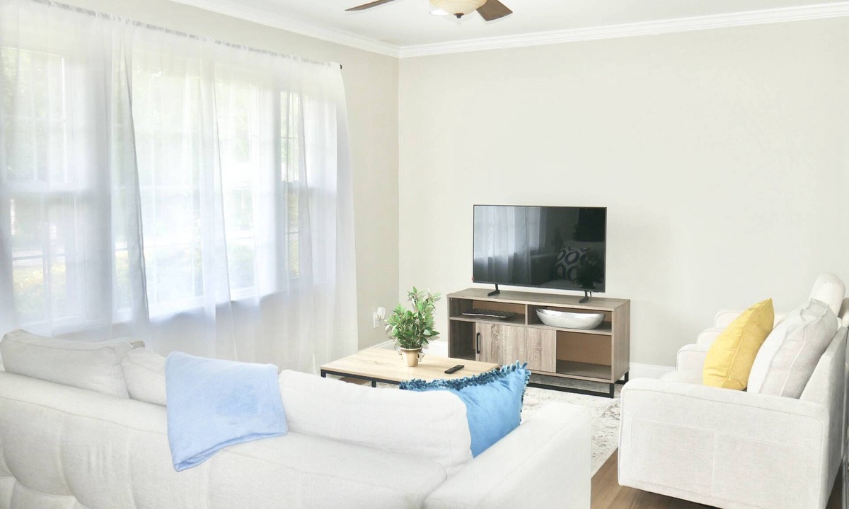 Pineville House | Spacious Stay Near Carowinds Amusement Park | Newly Remodeled | Fenced Yard | Pet & Family Friendly