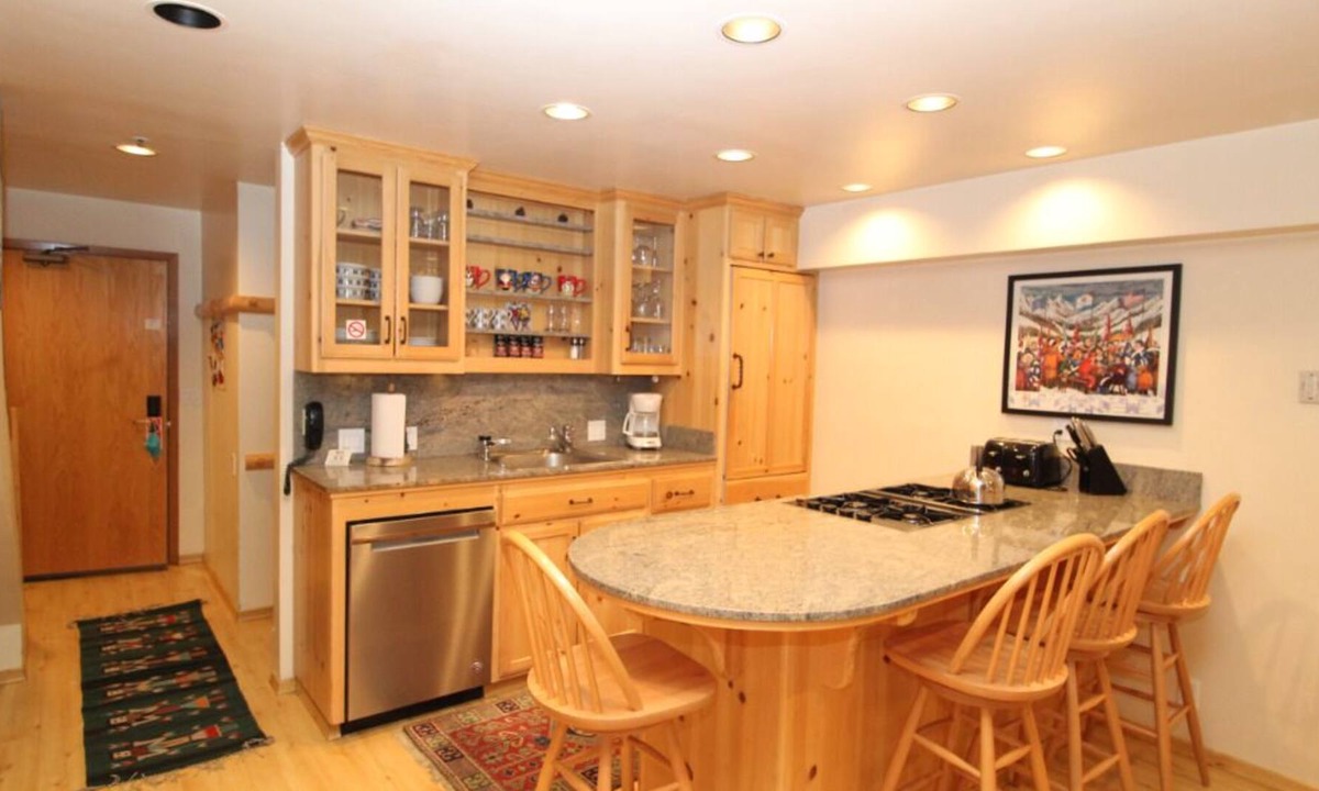 Olympic Valley Condo | Squaw Valley Lodge: Sleeps 6. Full kitchen. Ski-in/out. Summer Pool & Tennis