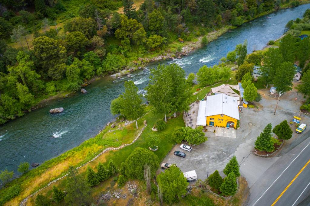 Big Bar Resort | Strawhouse Resorts