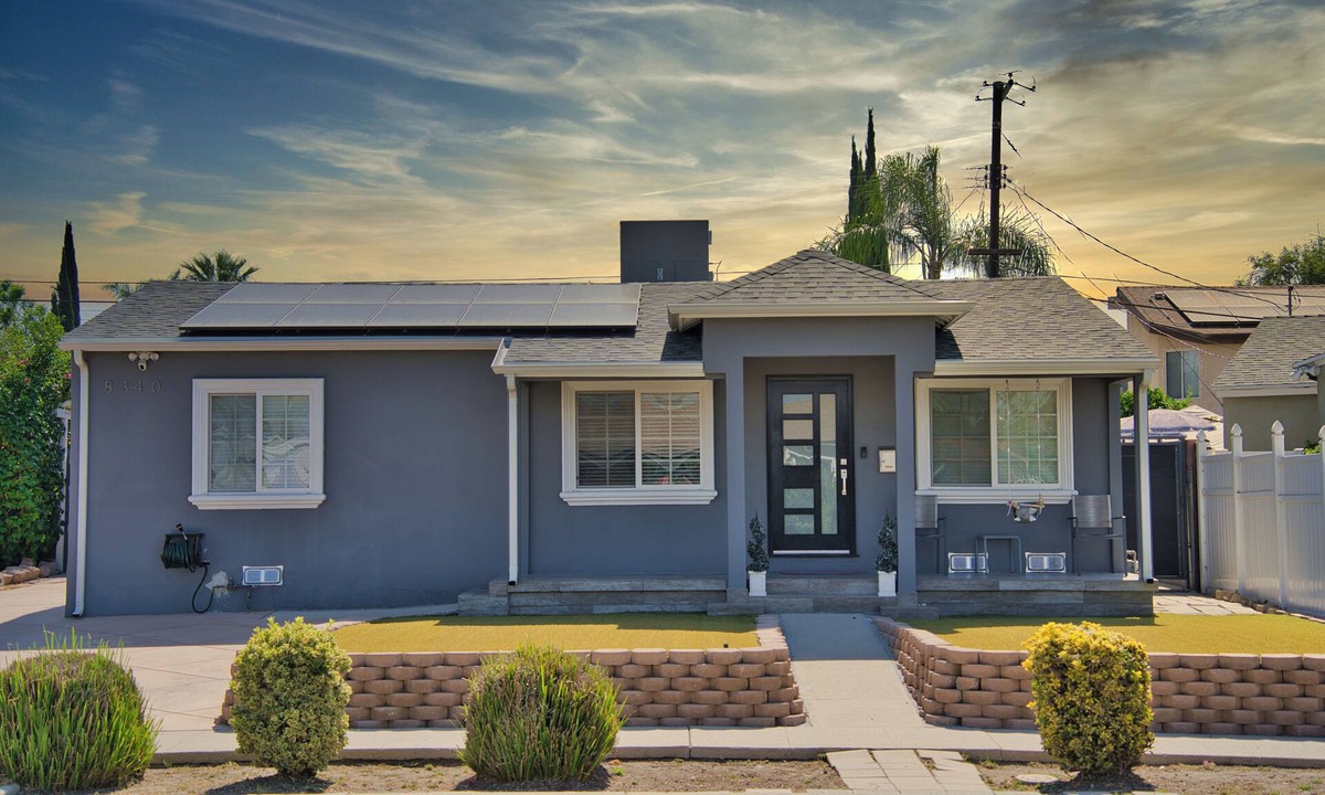 Panorama City House | Stylish 3BR/2BA + King Bed + Fire Pit + BBQ + Lux Kitchen + 15 min Universal