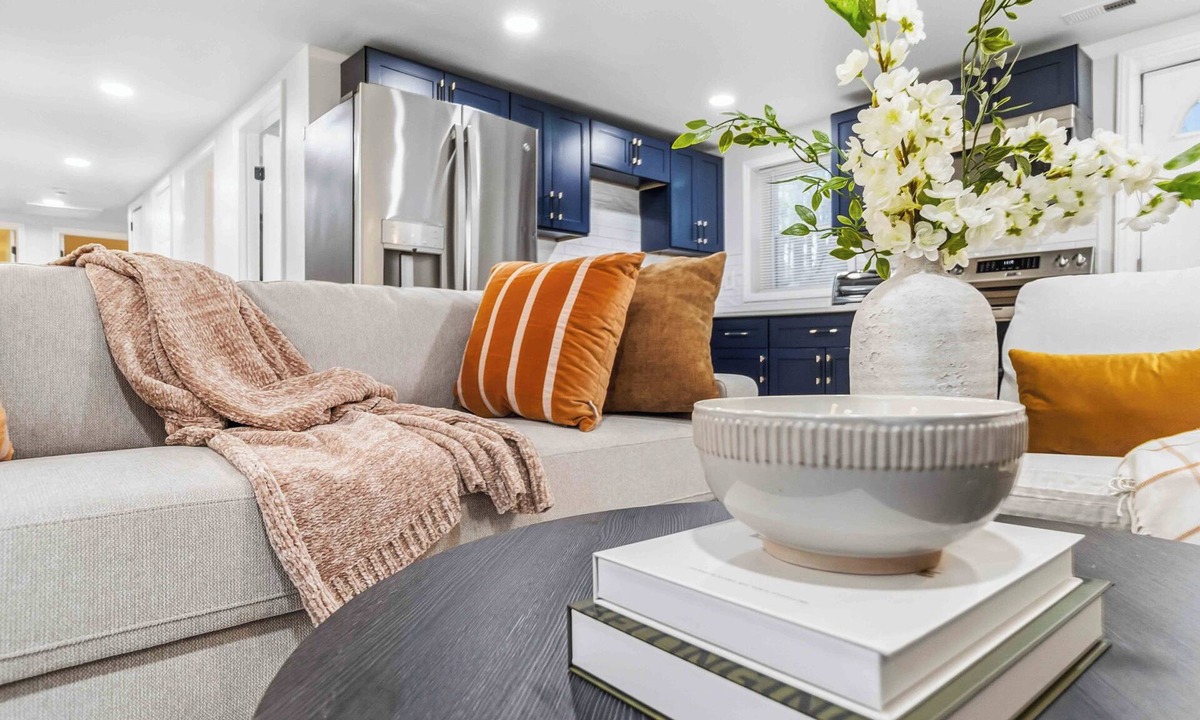 Dallas House | Stylish Renovated 3BR Home Sleeps 6 2 Full Baths + Parking