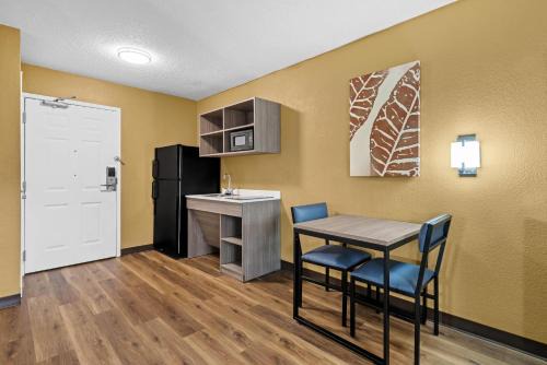 Executive Park Hotel | Suburban Studios Charlotte - Executive Park