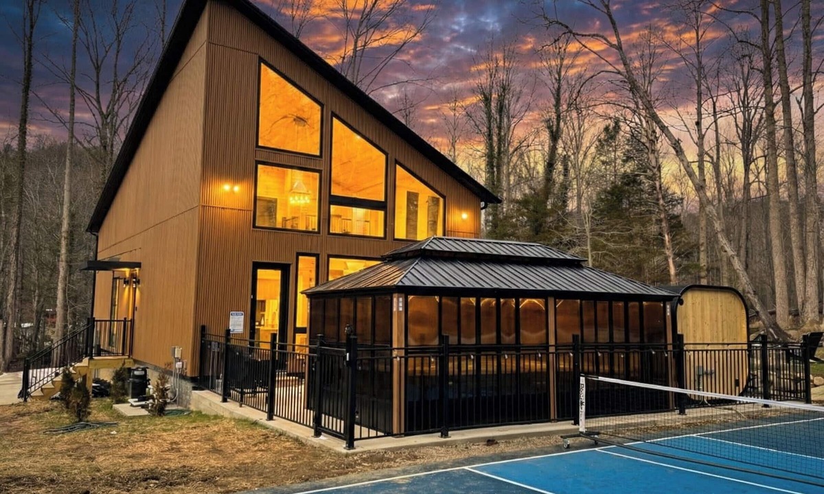 Pittman Center Cabin | Summer Haven~Pickleball,Sauna,Pool,Firepit,Hotub,Pets,Smoky Mtn
