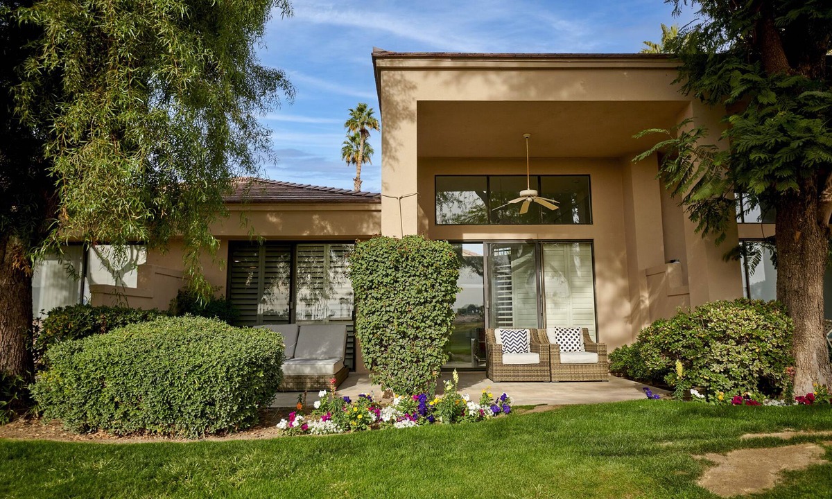 La Quinta Condo | Summer is here! Don't wait- book your dream stay now.