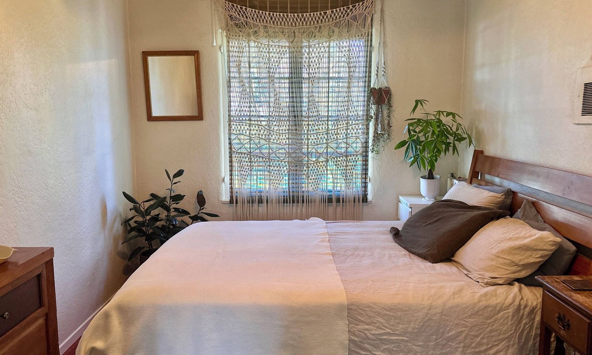 Mid-City Apartment | SUNNY SANTA MONICA GARDEN DUPLEX W ALLEYWAY ENTRANCE + PATIO