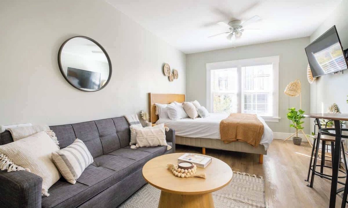 Little Italy Apartment | Sunny Stylish & Central - Luxe Little Italy Studio