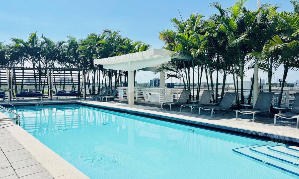 Midtown Condo | ☀ Sunset Views Pristine Rooftop Pool & Lounge Chic MIA Parking Included