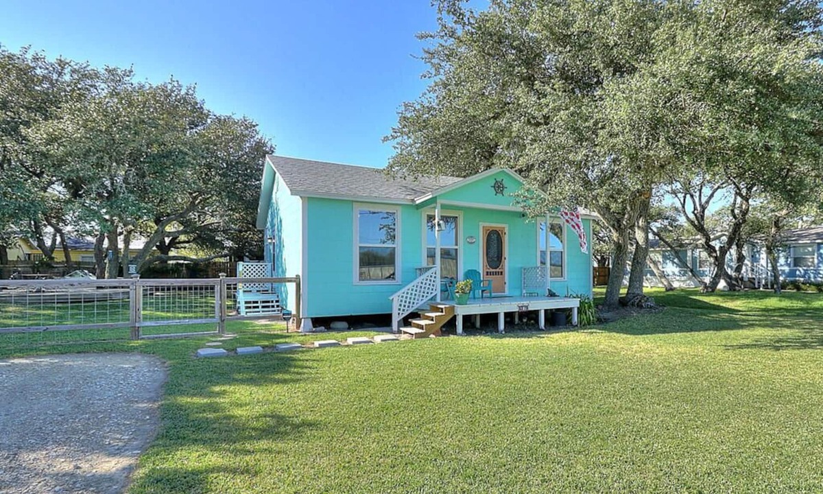 Fulton House | SUPER CUTE COASTAL BEND COTTAGE! Book your 2026 summer vacay soon!