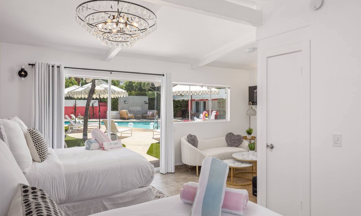 Warm Sands Hotel | The Kate Suite · Two Queens · Palm Springs Pool