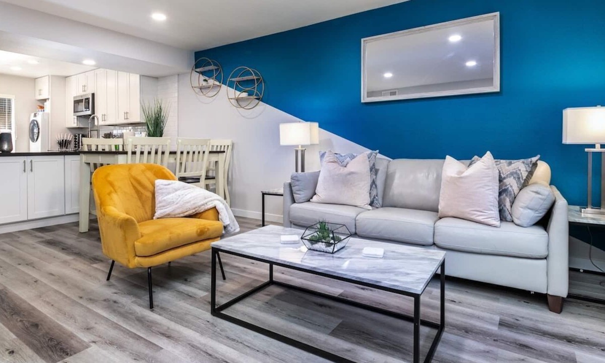 Thousand Oaks Apartment | This apartment is a 2 bedroom(s), 1 bathrooms, located in Thousand Oaks, CA.