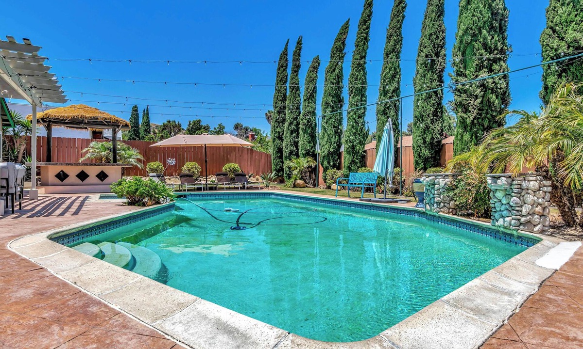 Encanto House | Tropical Bliss - Large Pool and Spa, Game Room, 12 min to dwntwn and King Beds!