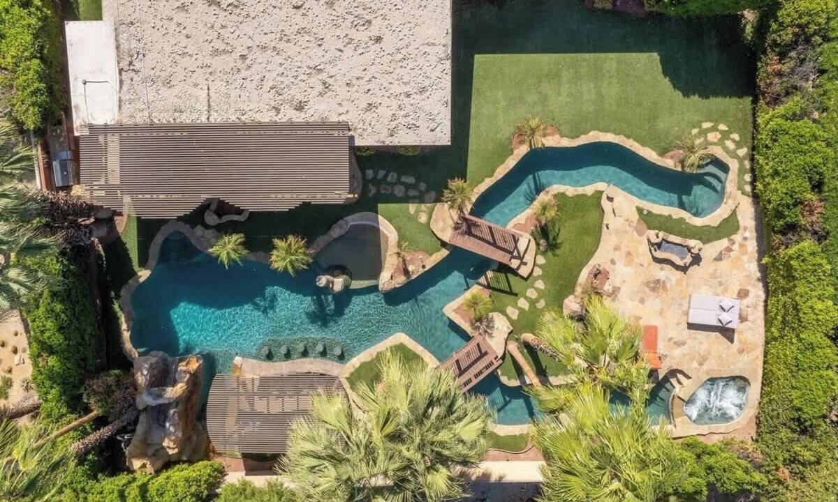 Magnesia Falls Cove House | Tropical Oasis: Slide into Desert Bliss