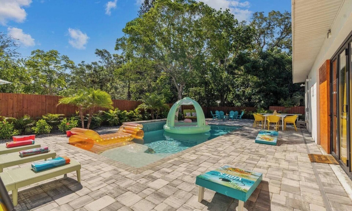 Bradenton House | Tropical Vibe | 6BR Sleeps 21 | Heated Pool, Hot Tub, 2-Min Walk to GT Bray Park