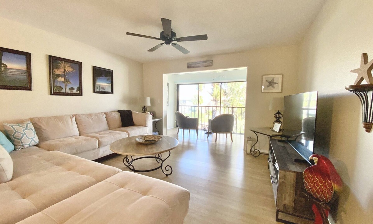 Venice Condo | Updated 2bed/2 full bath condo w/pool & pond view. Minutes to beach & downtown.