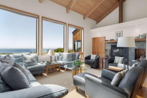 Sea Ranch House | Vaulted ocean-view retreat with private hot tub