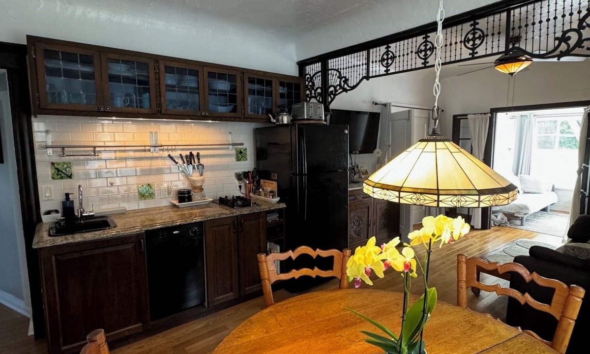 Venice House | Venice Beach Original, 2 beds, 1 bath, AC, Backyard, parking. 1st block beach