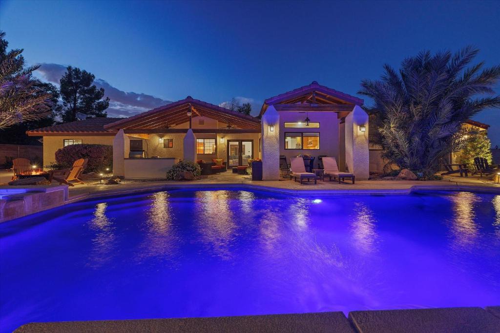 Enterprise Villa | Villa 1 level on half acre 12-min to Strip