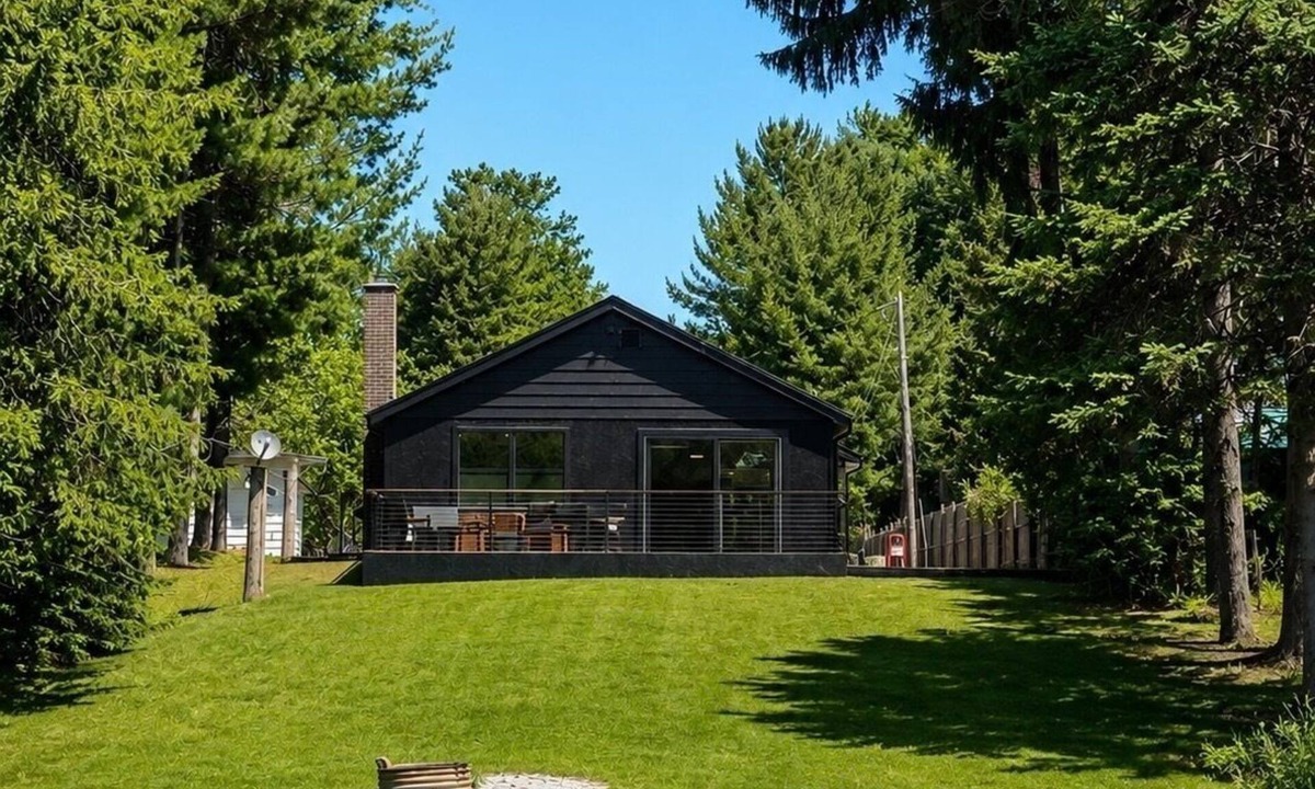 Bellaire House | Waterfront- Modern Luxurious Cabin on Clam Lake – Torch Lake Boating - 7 beds