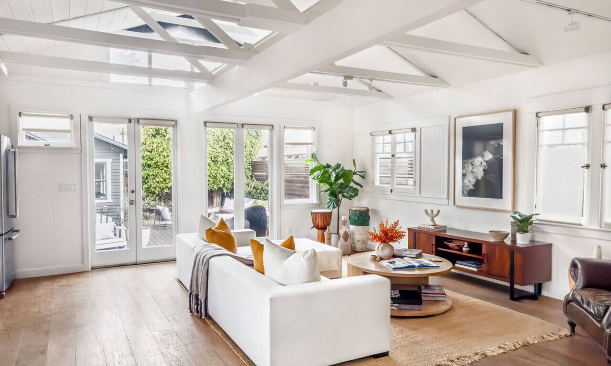 Venice House | Welcome to our a sun-soaked Venice Beach retreat where boardwalk energy meets backyard calm.