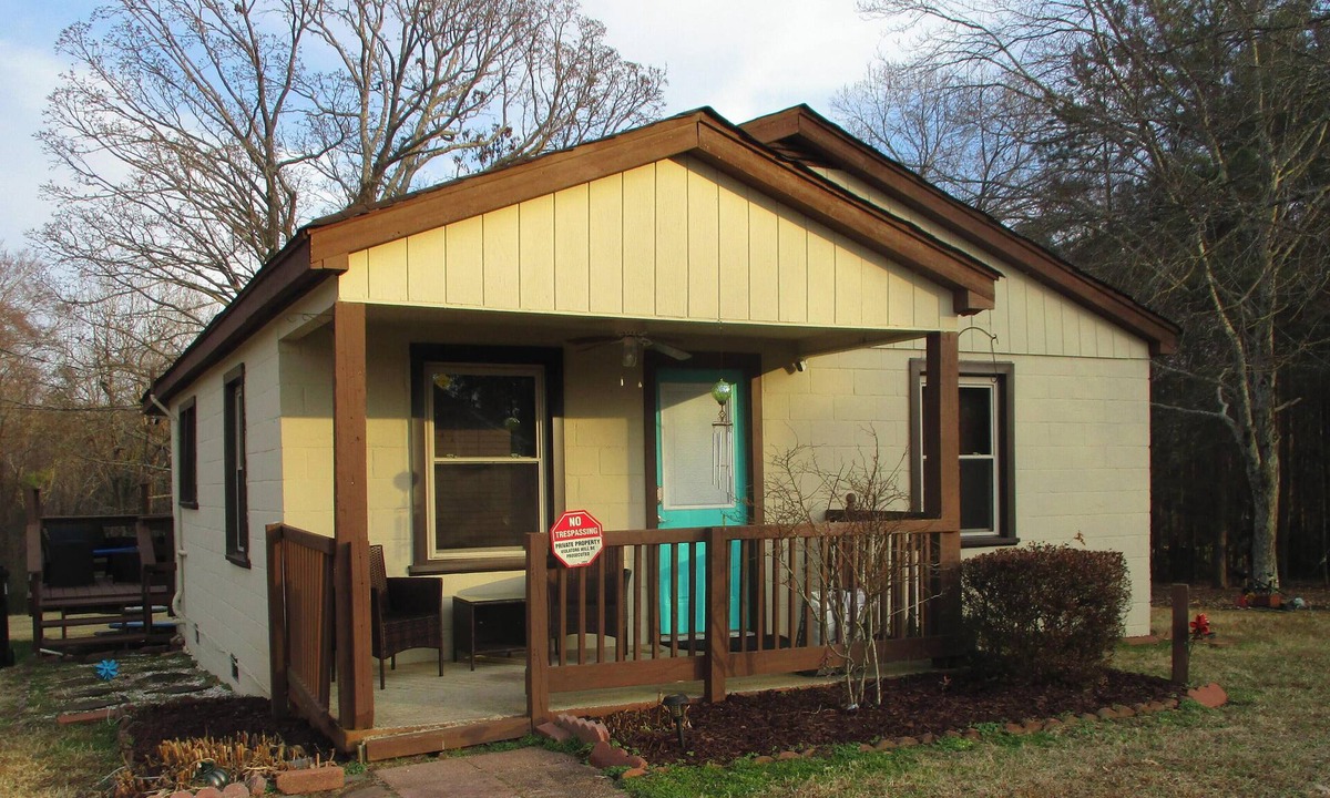 Gastonia House | Welcoming 2-bedroom house with AC in semi-rural setting in Gaston County.