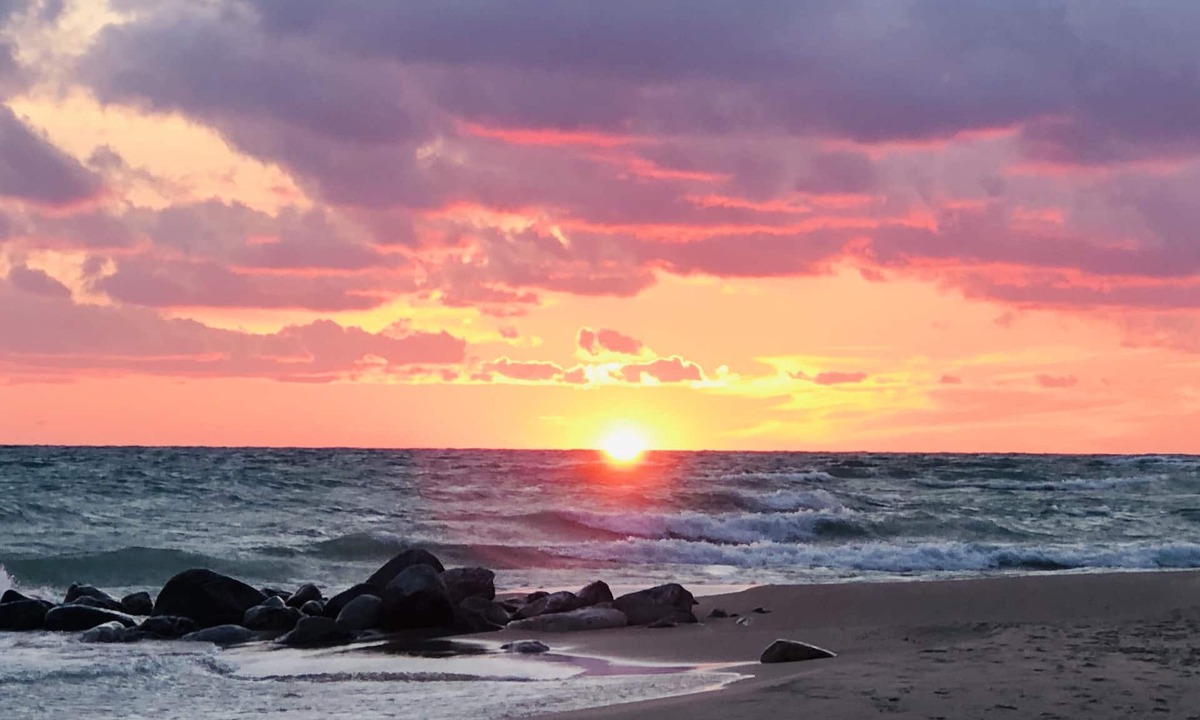 Harbor Springs House | Your Harbor Springs Beach Front Vacation Awaits! Weekly discounts available.