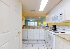 Comfortable Vacation Rental On Okaloosa Island, On The Beach, On-Site Pool