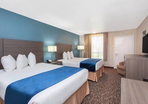 Family Adventure! Four Comfy Units! Pool, Breakfast, Shuttle
