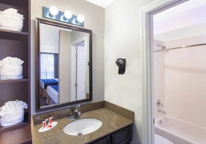 Great Deal! 2 Comfy Units, Close to Parks, Pool, Free Breakfast!