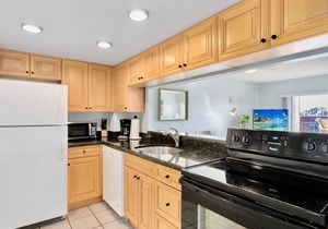 Oceanfront Condo With Balcony. Steps From The Pier. Prime Location 🌊