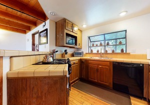 Pet Friendly, Spacious, Private Wash/Dryer. Near Golf Course & Walking Trails