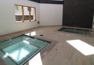Squaw Valley Lodge: Sleeps 6. Full kitchen. Ski-in/out. Summer Pool & Tennis