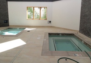 Squaw Valley Lodge: Sleeps 6. Full kitchen. Ski-in/out. Summer Pool & Tennis
