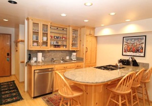 Squaw Valley Lodge: Sleeps 6. Full kitchen. Ski-in/out. Summer Pool & Tennis