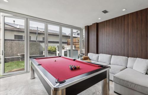 Roseville - Fleet Ridge House | The Wave House! Custom Gem with Panoramic Views, Fire Pit, BBQ, Pool Table