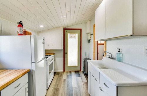 Prudenville Cabin | 0.3 Mi to Houghton Lake: Fire Pit, Grill & Yard!