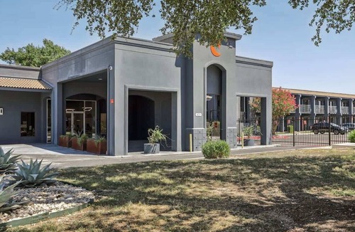 St. Johns Apartment | [02] ATX Studio: 1 Queen, Dog Park, Laundry Access