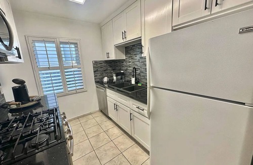 Beverly Grove Apartment | 1-bedroom 1 bathroom apartment in awesome, safe, quiet